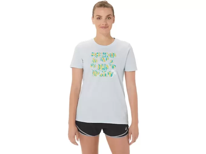 ASICS WOMEN’S HIBISCUS SLOGAN CREW ASICS WOMEN’S HIBISCUS SLOGAN CREW