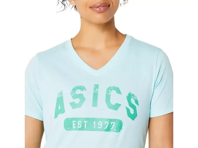 WOMEN’S SHORT SLEEVE EST 1977 V-NECK TEE WOMEN’S SHORT SLEEVE EST 1977 V-NECK TEE